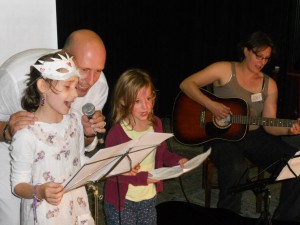Raph, Clara, Jeanne & Hélène à la guitare